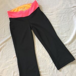 Super cute NEW BALANCE Capri workout pants 💖🧡